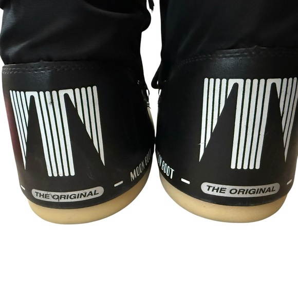 Kids black moon boot size 13.5 to 2.5 kids in great used condition - Picture 4 of 8